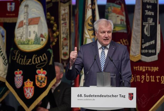 Horst Seehofer Bayerischer Ministerpräsident CSU Parteivorsitzender dahinter...